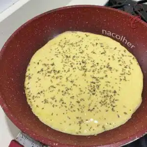 dourando a crepioca na frigideira