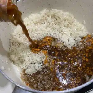 juntando o caldo da fraldinha com o arroz