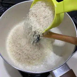 refogando o arroz para preparar o arroz com fraldinha