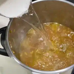 adicionando mais agua ao caldo