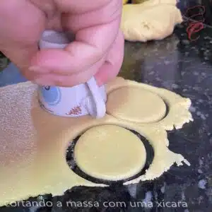 cortando a massa com uma xícara