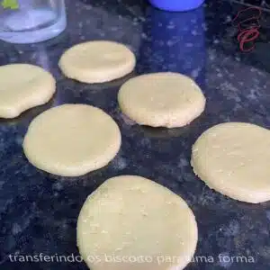 transferindo os biscoito para uma forma